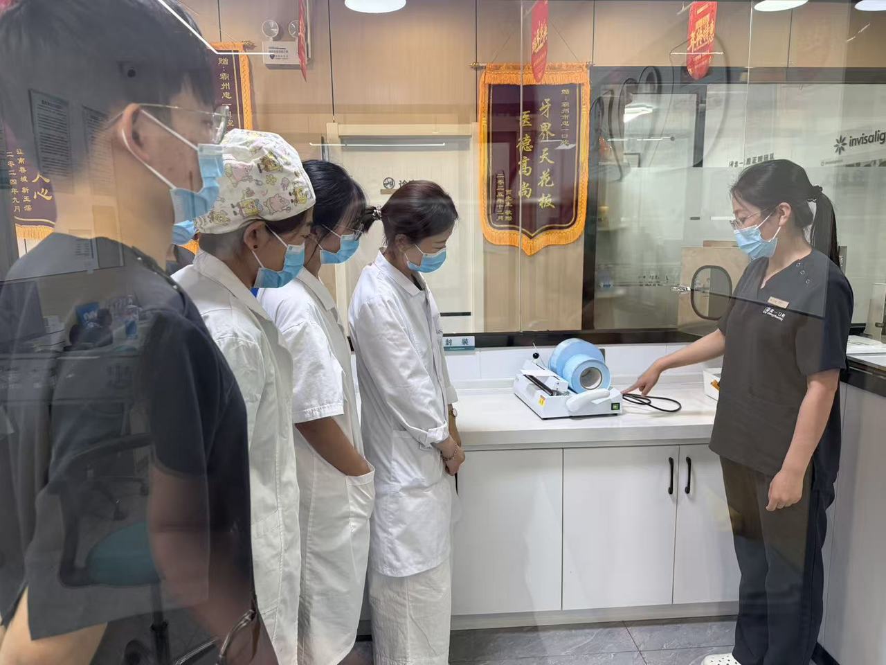 忠一口腔员工学习消毒区域设备安全管理